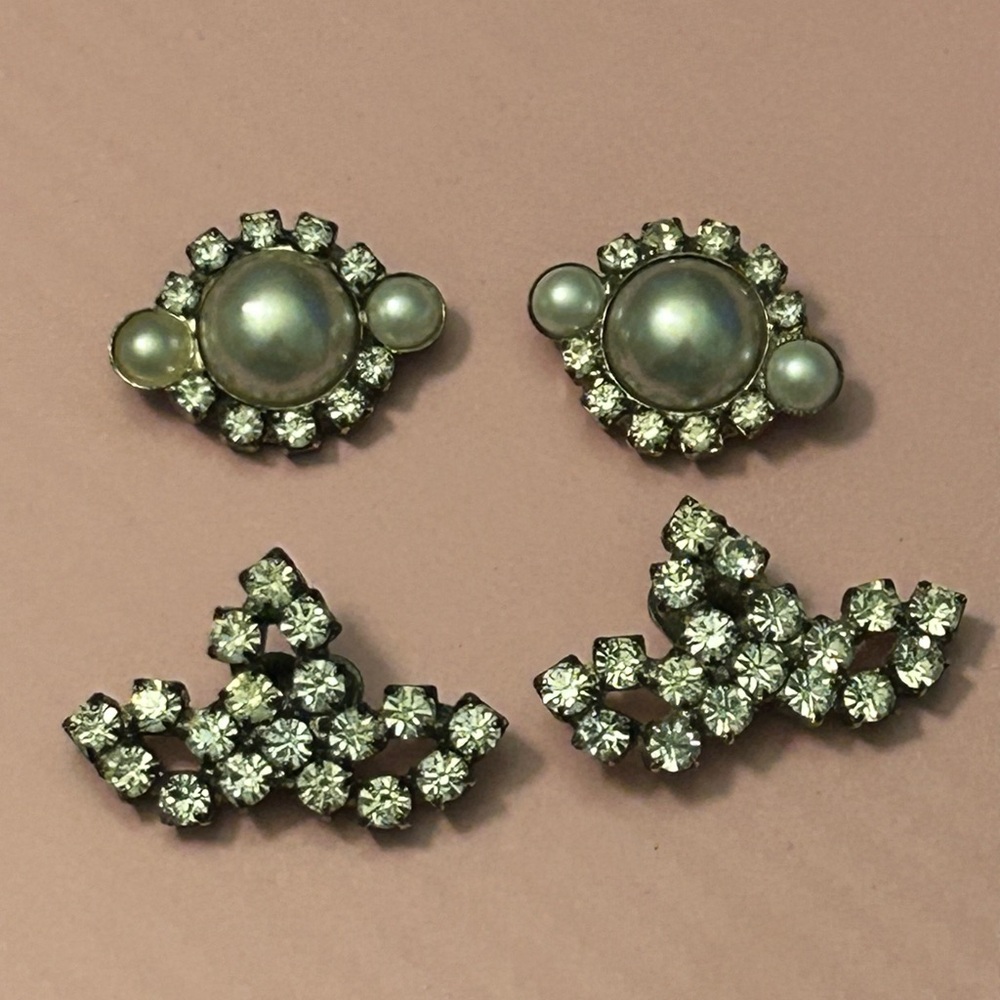 2 pairs of vintage shoe clips. Rhinestone and faux pearl